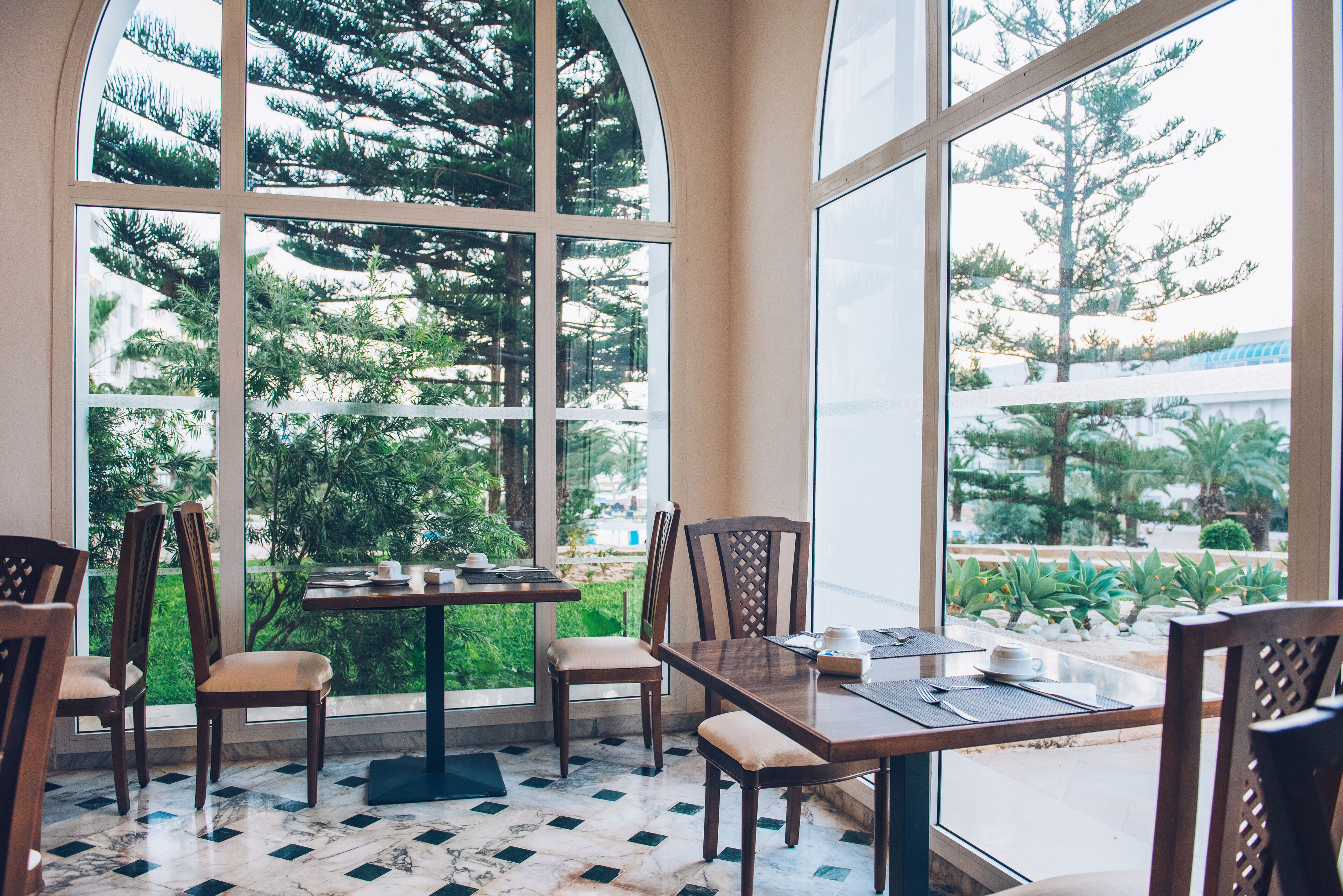 3 restaurants, breakfast, lunch, dinner served; international cuisine