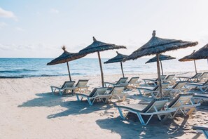 Plage, chaises longues, parasols, bar de plage