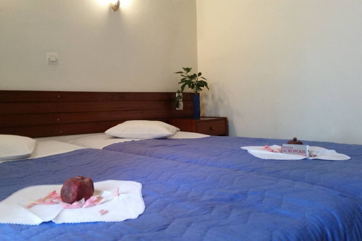 Habitación triple económica | Tabla de planchar con plancha y wifi gratis