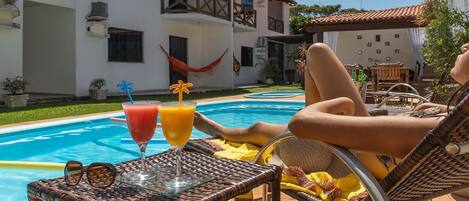 3 piscines extérieures, chaises longues