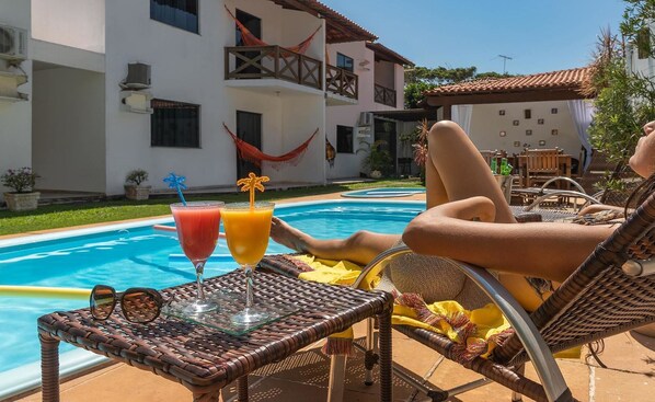 3 개의 야외 수영장, 일광욕 의자