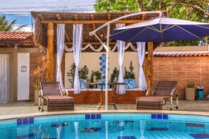 3 kolam renang outdoor, dengan kursi berjemur