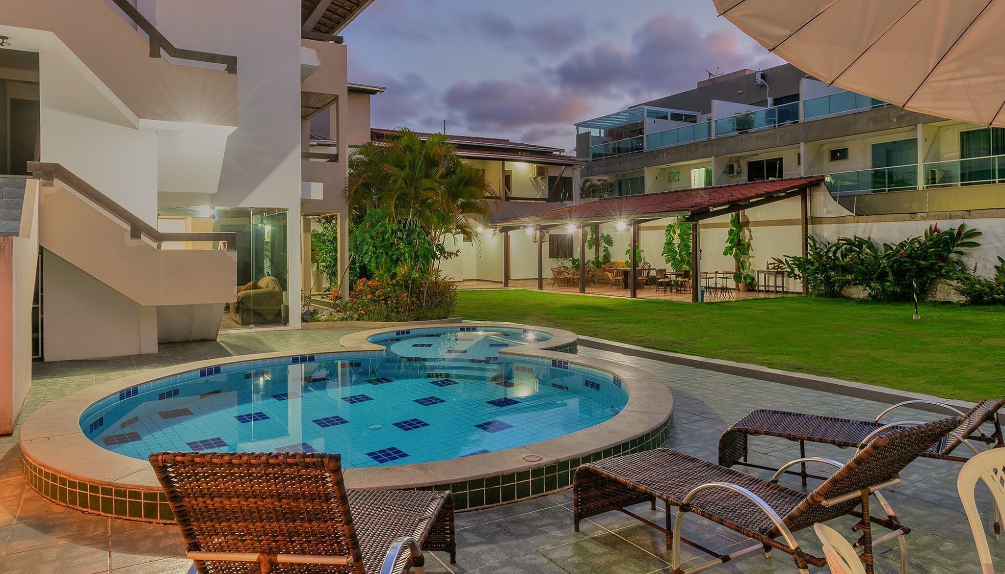 3 piscinas externas, espreguiçadeiras