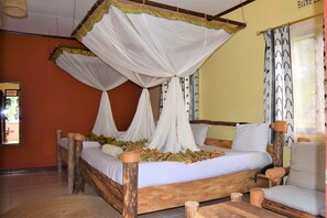 Deluxe-værelse med dobbeltseng eller 2 enkeltsenge - eget badeværelse - udsigt til have | Premium-sengetøj, skrivebord, sengetøj