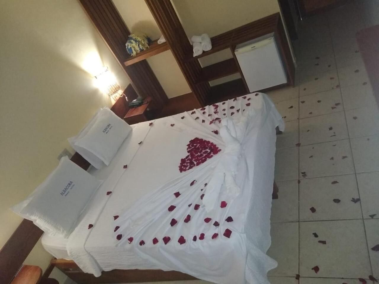 minibar, in-room safe, free wifi, bed sheets