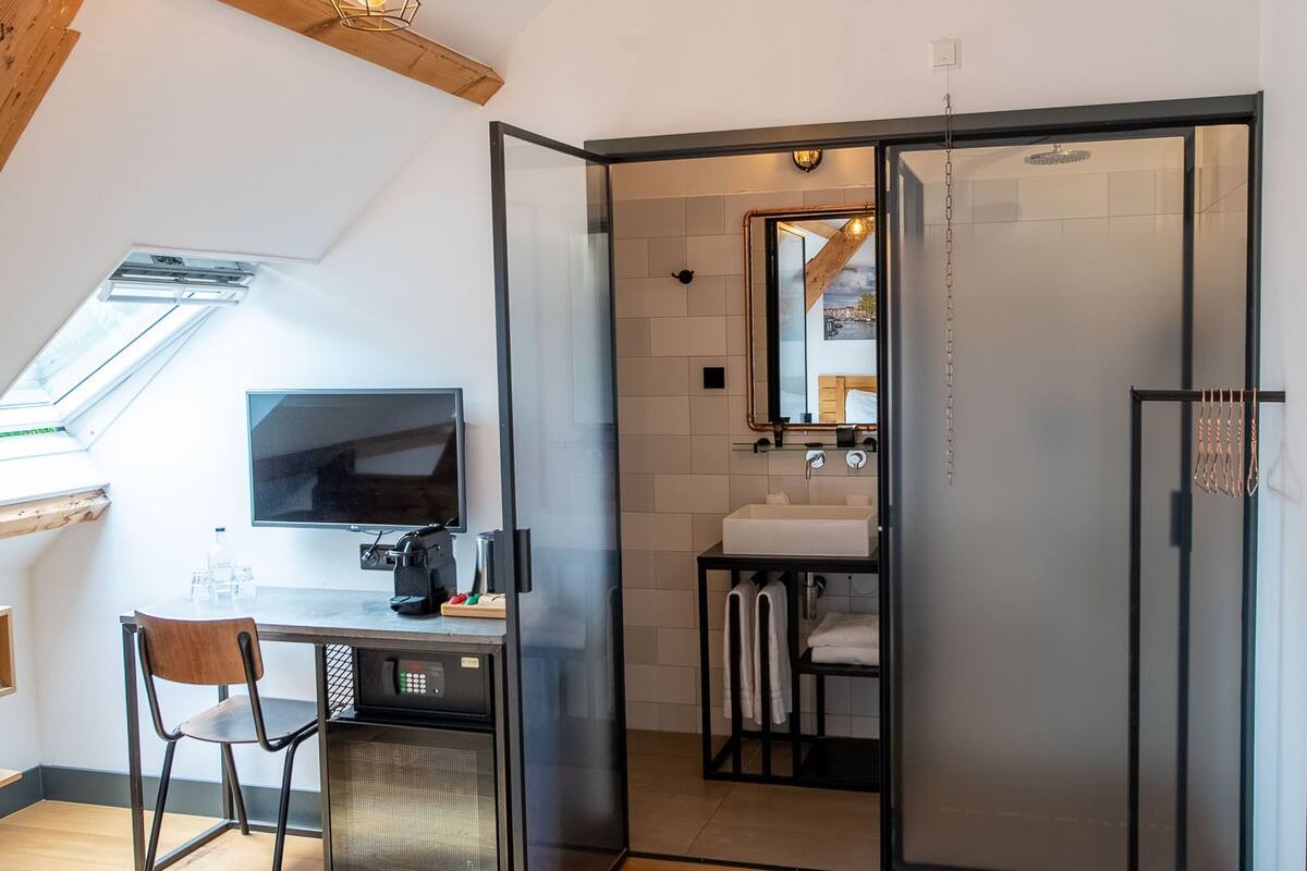 standard deluxe | in-room safe, cots/infant beds, free wifi, bed sheets