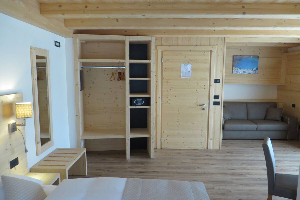 junior suite, balcony | premium bedding, down duvets, in-room safe, desk