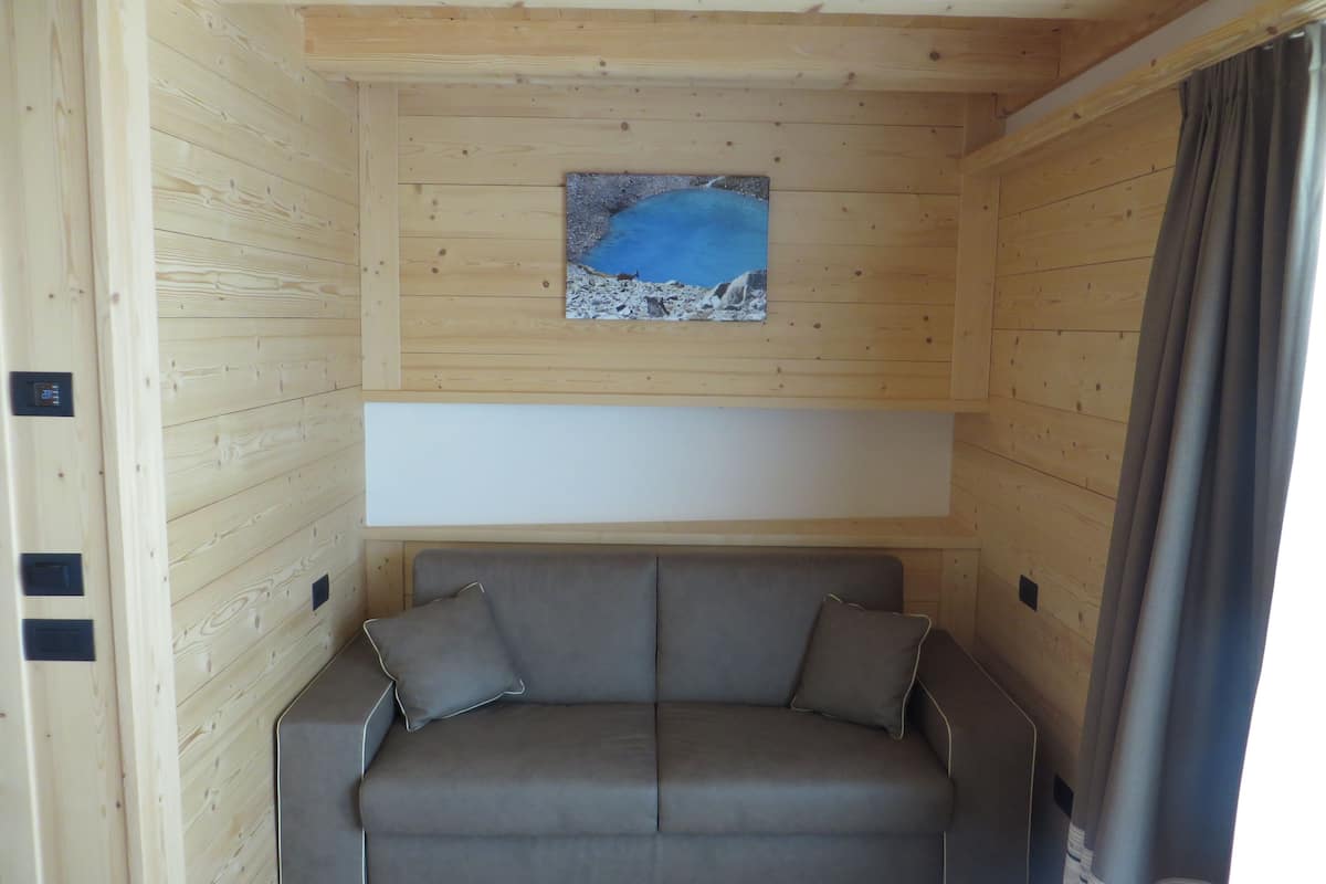 junior suite, balcony | living area | flat-screen tv, heated floors