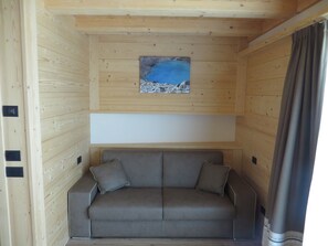 Junior-Suite, Balkon | Wohnbereich | Flachbildfernseher, Fußbodenheizung