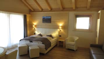 Junior-Suite, Balkon | Hochwertige Bettwaren, Daunenbettdecken, Zimmersafe, Schreibtisch