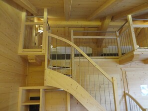 Habitación familiar, vista a la montaña | Escaleras