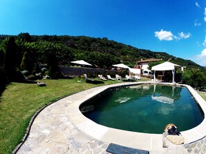 Seasonal outdoor pool, a natural pool, pool umbrellas, pool loungers - Casa Rural El Regajo Valle del Jerte (El Torno)