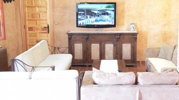 Casa familiar, 5 habitaciones, vista a la montaña | Sala de estar | Televisión de pantalla plana
