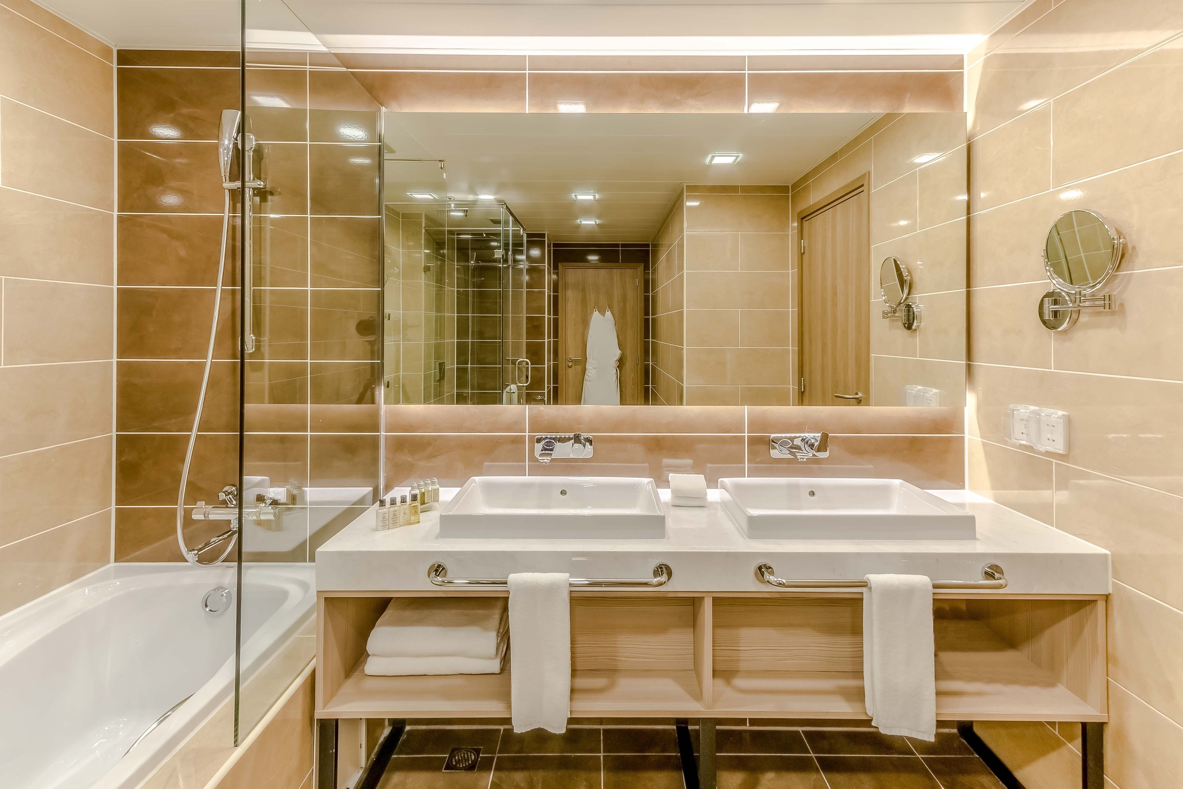 ห้องสวีท, เตียงคิงไซส์ 1 เตียง และโซฟาเบด |  ห้องน้ำ | ของใช้ในห้องน้ำฟรี, ไดร์เป่าผม, รองเท้าสวมภายในห้อง, โถสุขภัณฑ์แบบบิเดท์