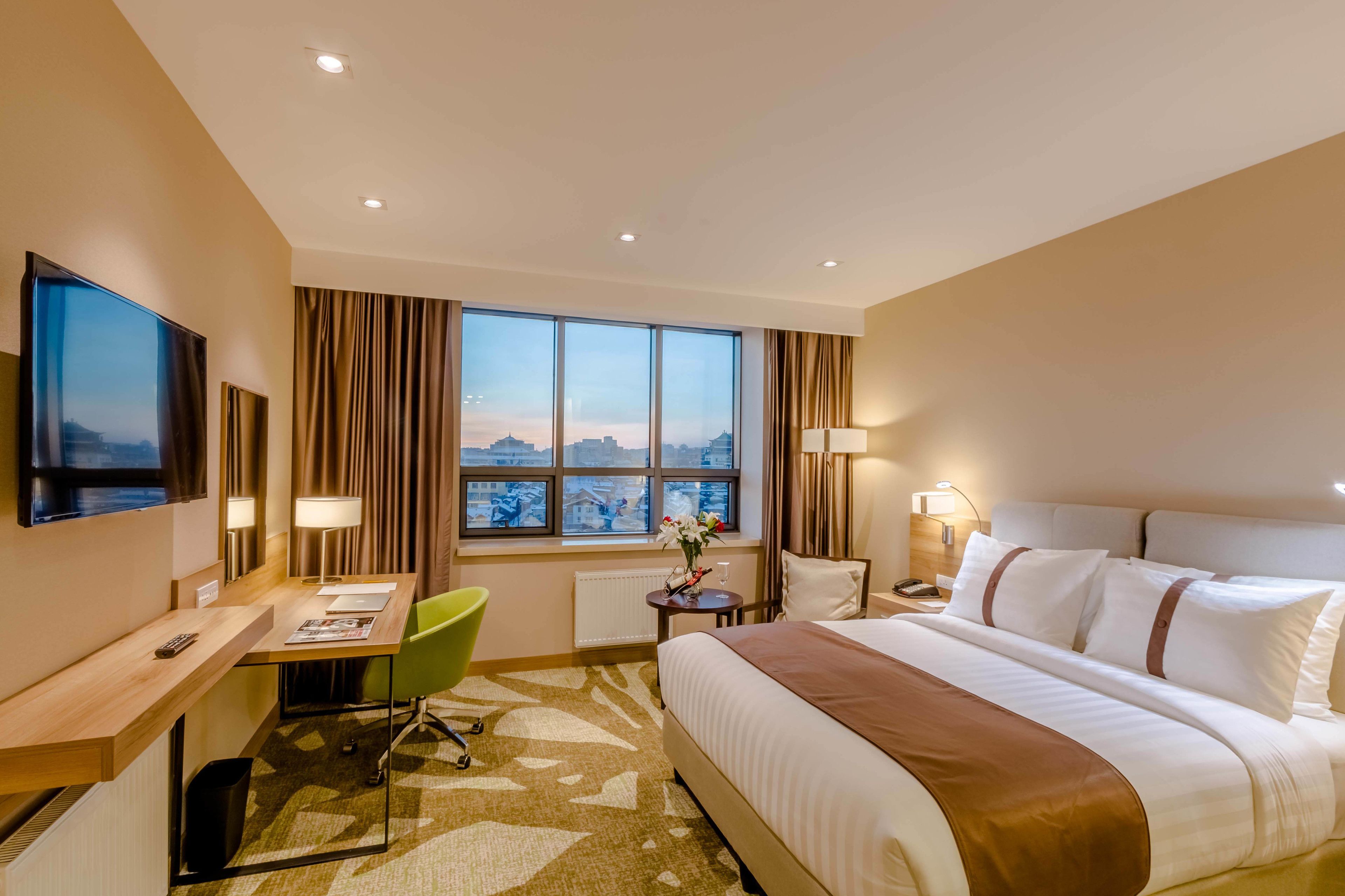 標準客房, 1 張特大雙人床 | 迷你吧、書桌、遮光布/窗簾、熨斗/熨衣板