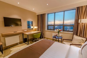 Standard Room, 1 King Bed | Minibar, desk, blackout drapes, iron/ironing board