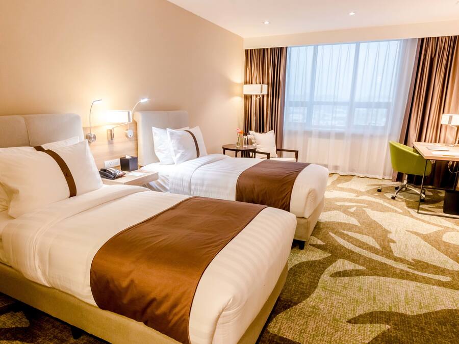 Minibar, escritorio, cortinas blackout y tabla de planchar con plancha