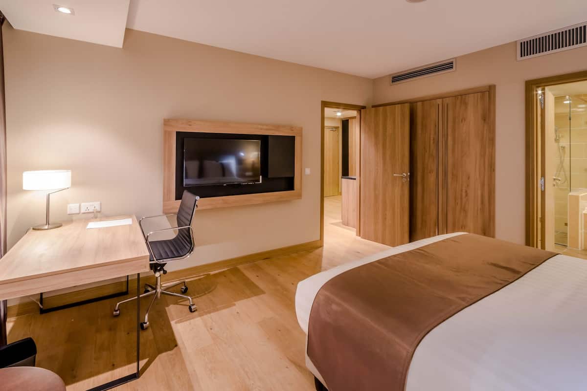Standard Room, 1 King Bed, City View | Minibar, desk, blackout drapes, iron/ironing board