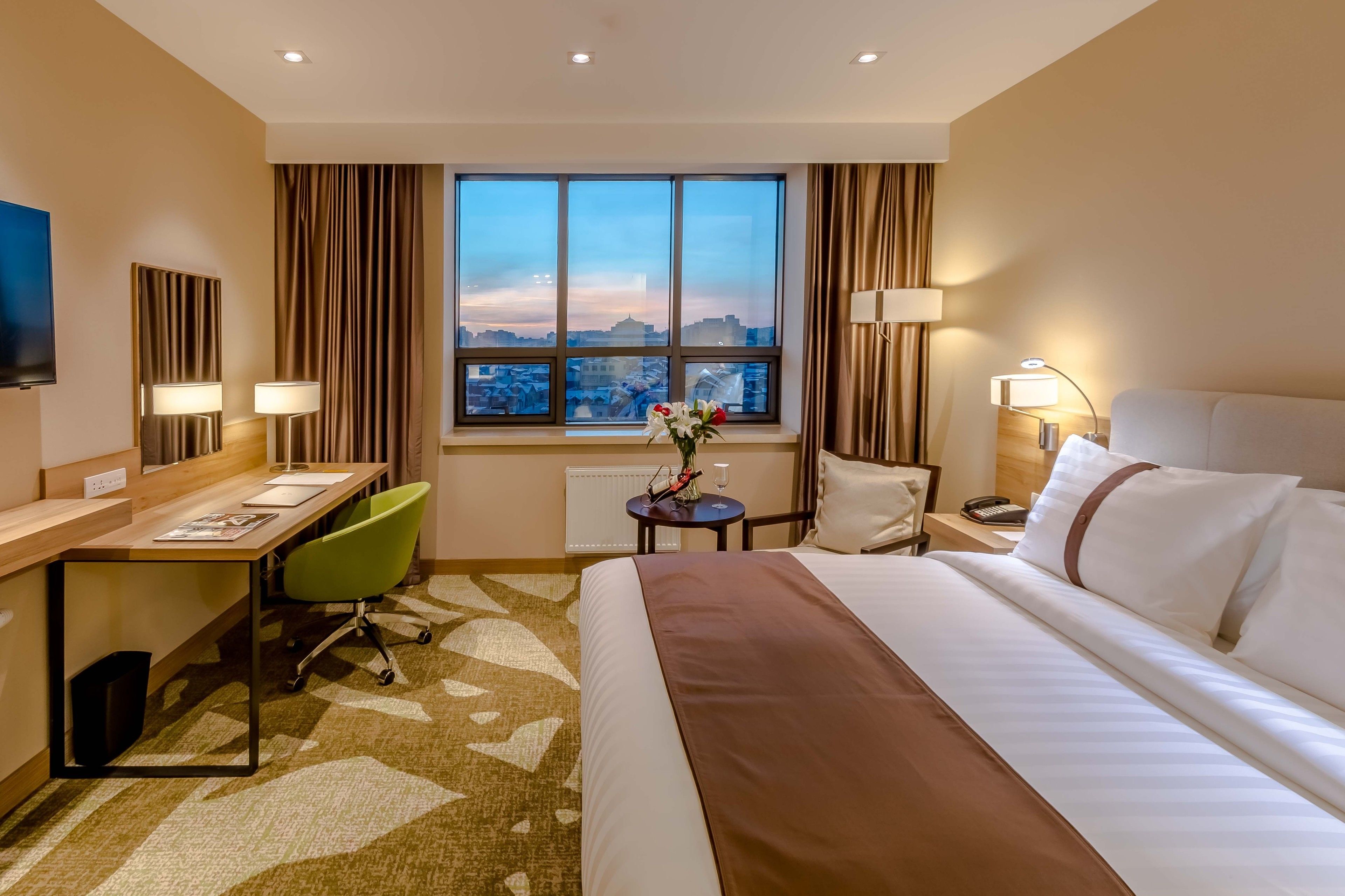 Standard Room, 1 King Bed | Minibar, desk, blackout drapes, iron/ironing board