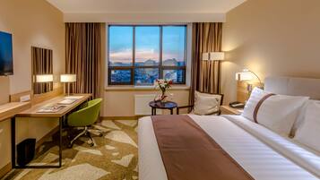 Standard Room, 1 King Bed | Minibar, desk, blackout drapes, iron/ironing board