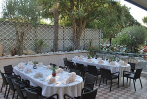 供應午餐和晚餐，國際料理