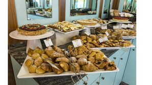 Un buffet proposant une variété de pâtisseries et de desserts.