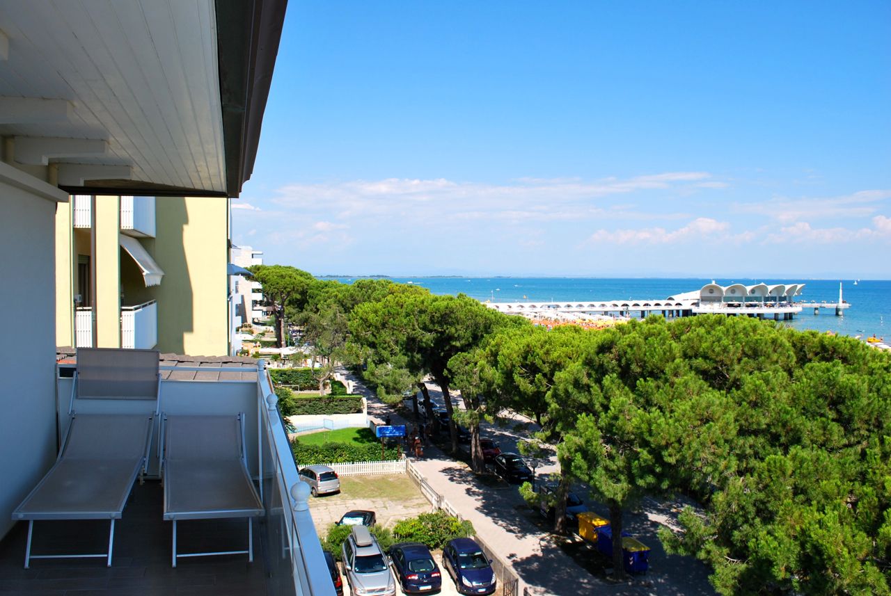 economy room, pool view | balcony