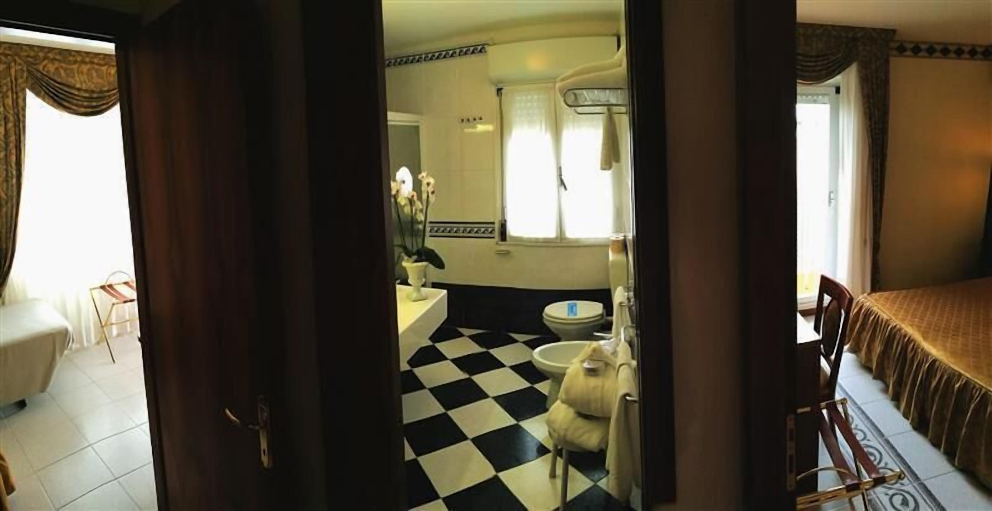 economy room, connecting rooms | minibar, desk, soundproofing, cots/infant beds