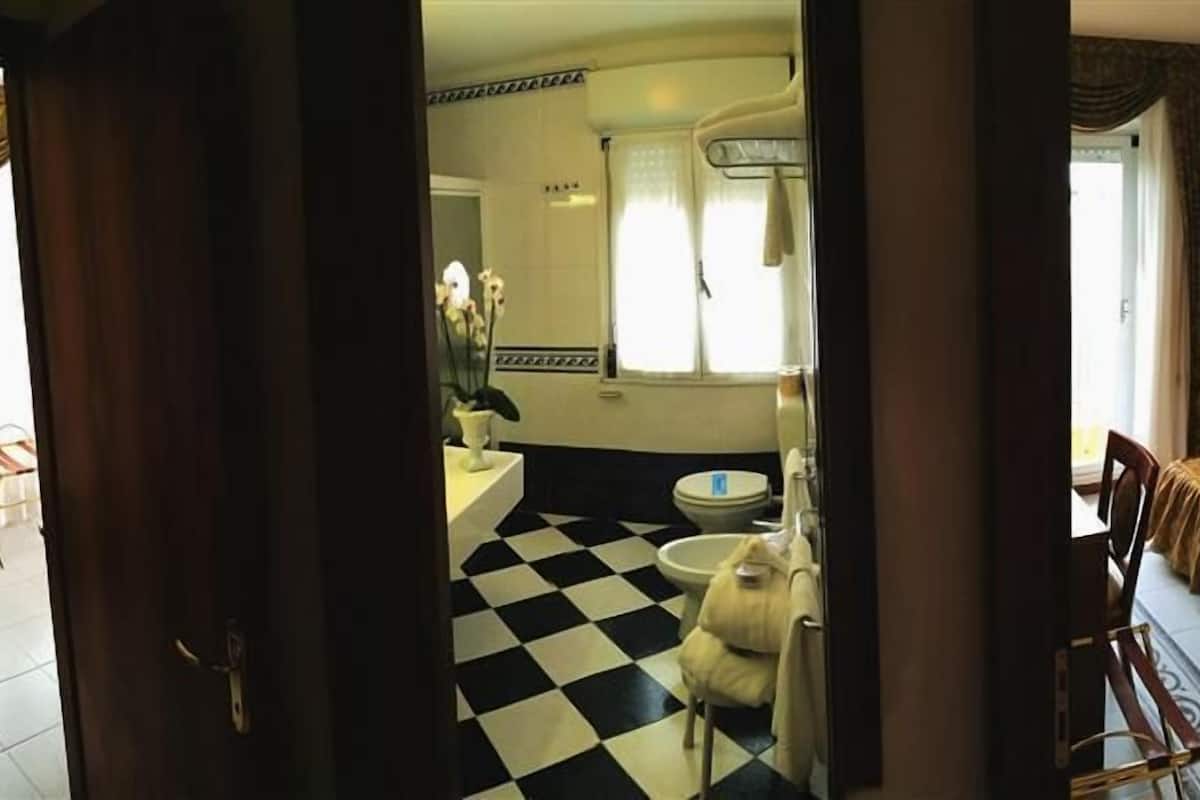 economy room, connecting rooms | minibar, desk, soundproofing, cots/infant beds