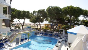Un espace piscine comprenant des chaises longues, une petite piscine et une tente.
