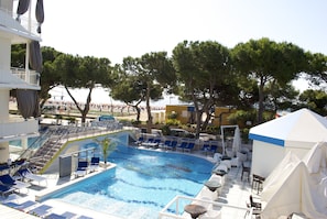 Piscine extérieure (ouverte en saison)