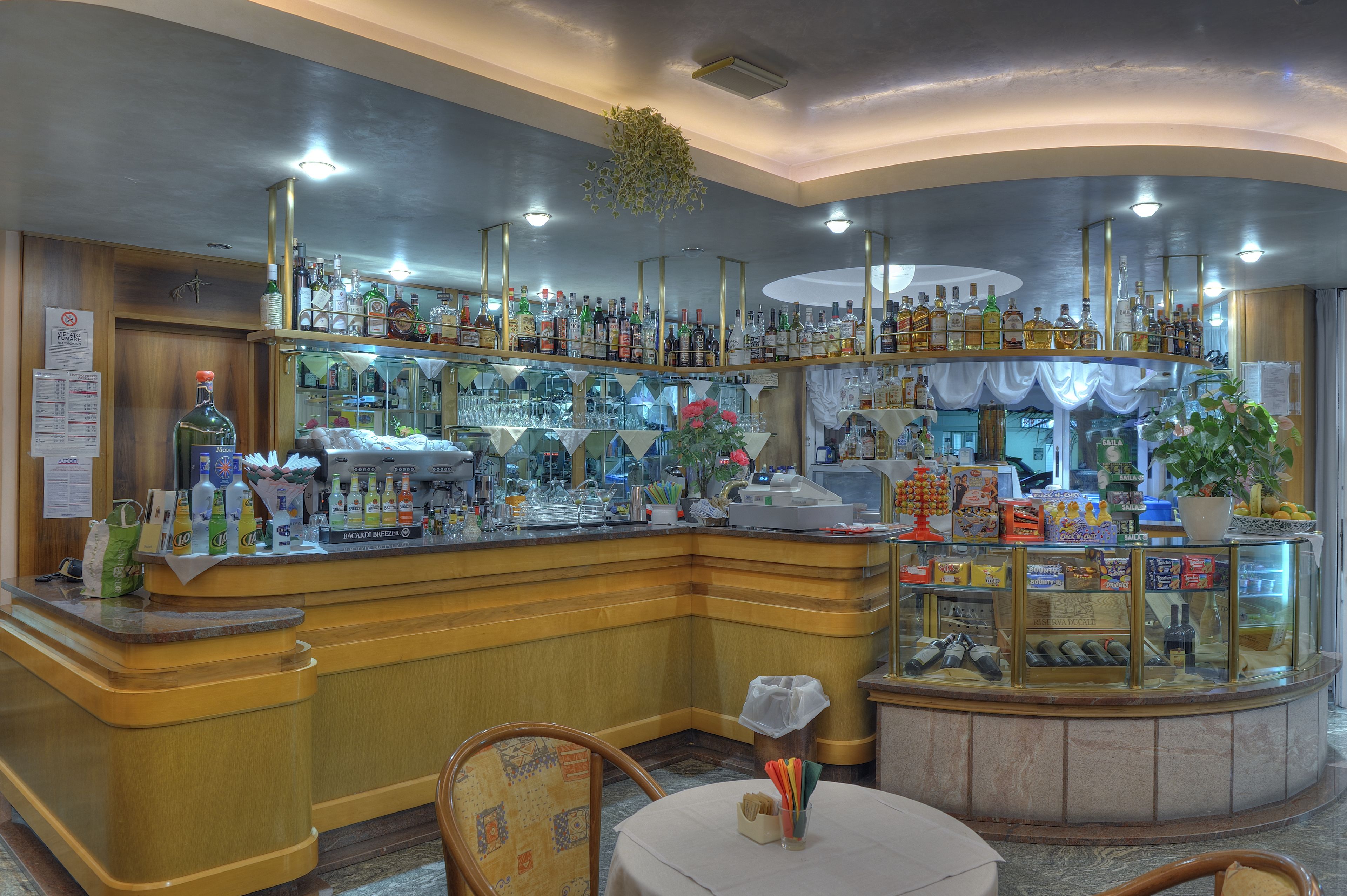 2 bars/lounges, poolside bar