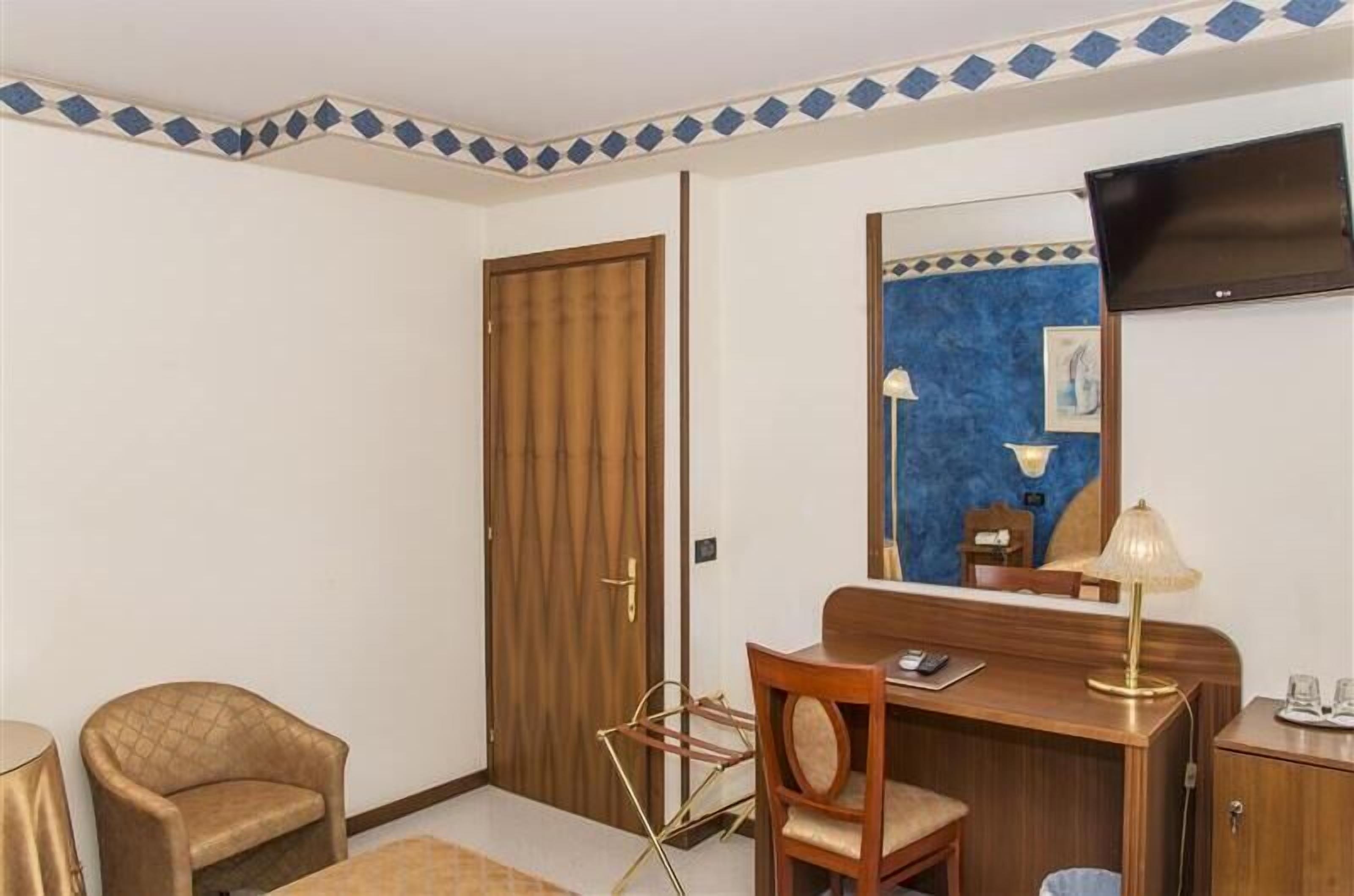 economy room, connecting rooms | minibar, desk, soundproofing, cots/infant beds