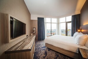 Room, 1 King Bed, Corner | In-room safe, blackout curtains, free WiFi, bed sheets - DoubleTree by Hilton London Kingston Upon Thames (Kingston Upon Thames)