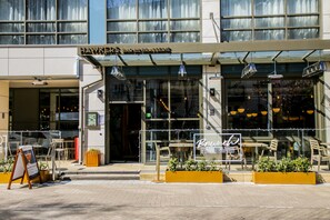Terrace/patio - DoubleTree by Hilton London Kingston Upon Thames (Kingston Upon Thames)