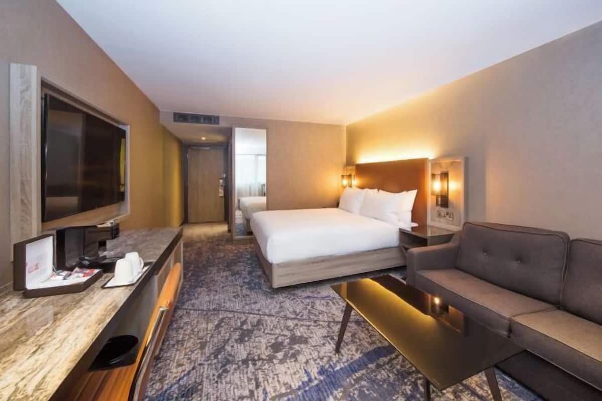 In-room safe, blackout curtains, free WiFi, bed sheets