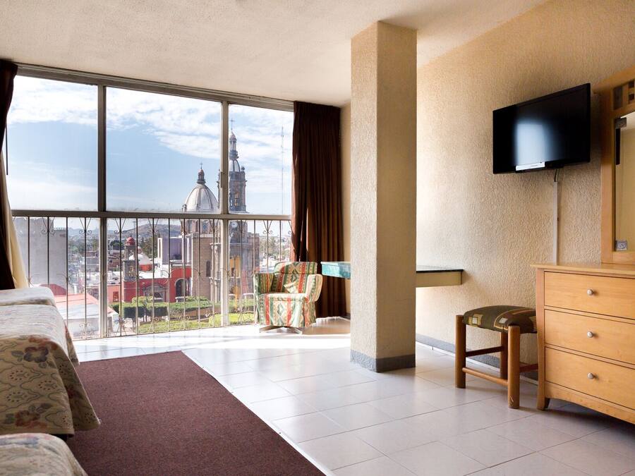 Safe på rommet, skrivebord, blendingsgardiner og strykejern/-brett