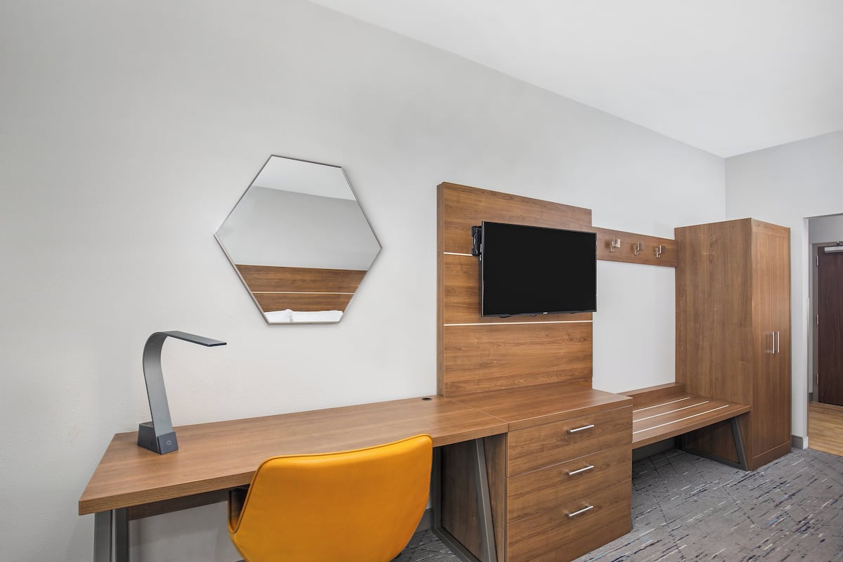Standard Room | In-room safe, desk, blackout drapes, iron/ironing board