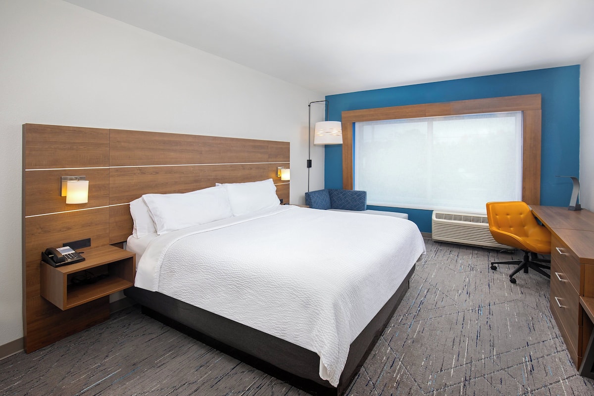 Standard Room, 1 King Bed | In-room safe, desk, blackout drapes, iron/ironing board