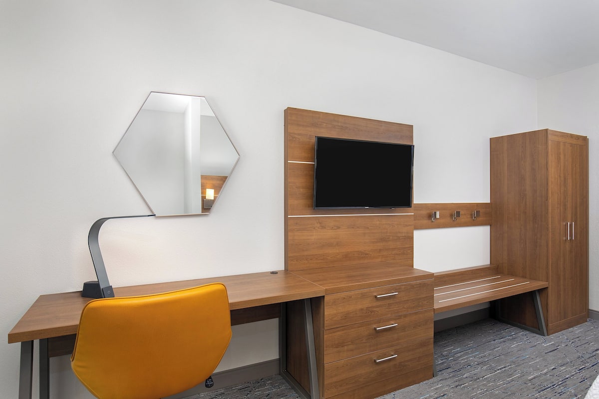 Standard Room, 1 King Bed, Accessible (Communications) | In-room safe, desk, blackout drapes, iron/ironing board