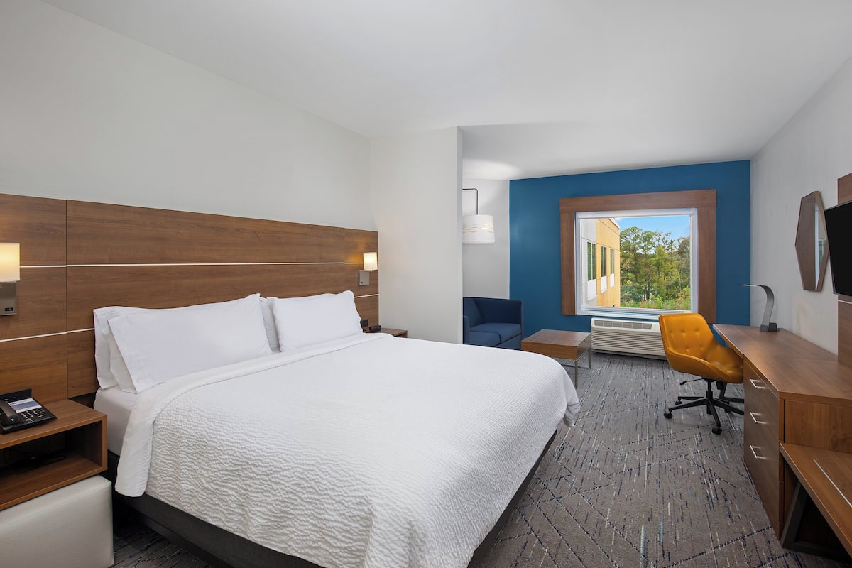 Suite, 1 King Bed with Sofa bed | In-room safe, desk, blackout drapes, iron/ironing board