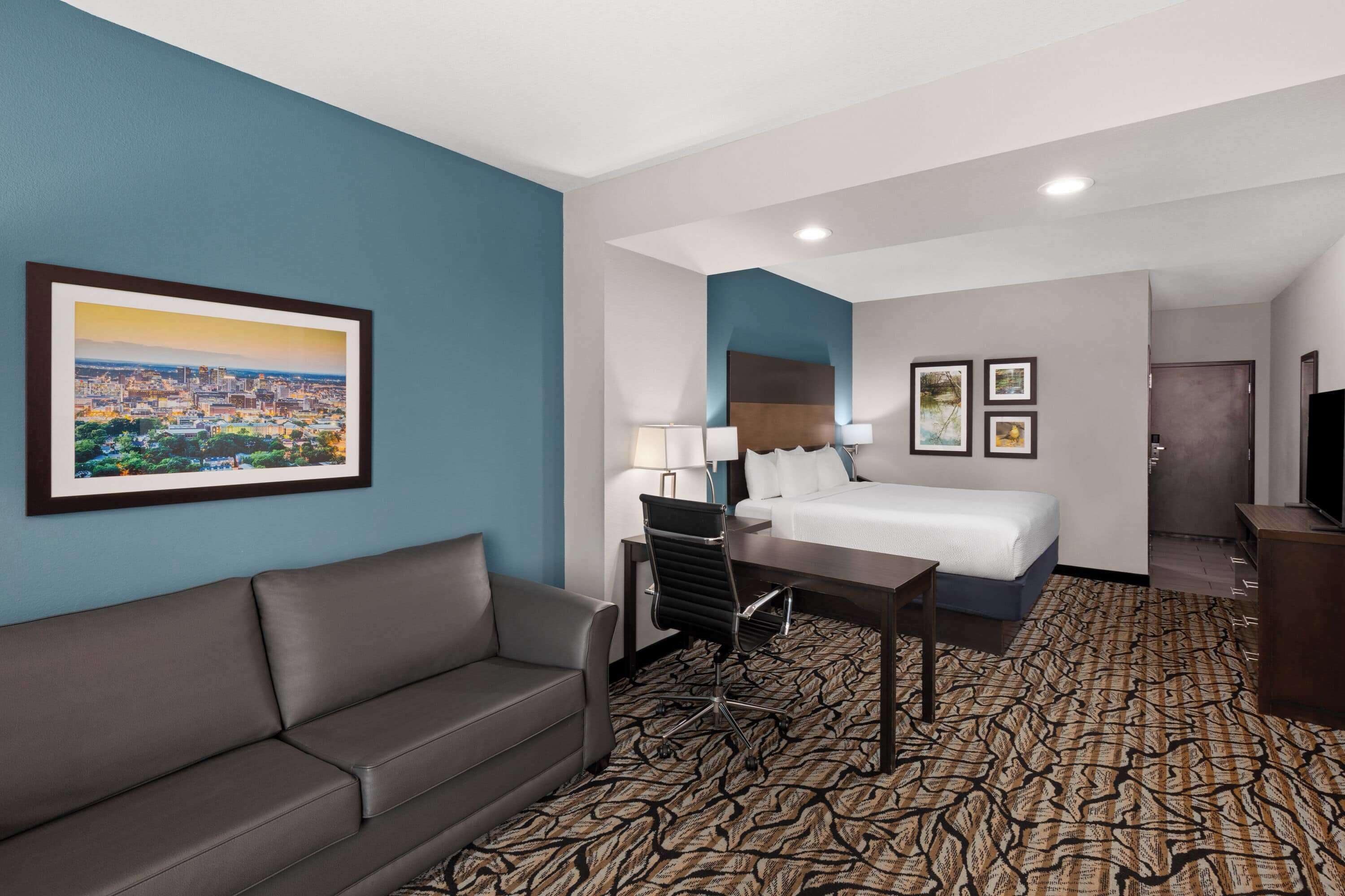 Deluxe Room, 1 King Bed, Non Smoking | Premium bedding, pillowtop beds, desk, soundproofing