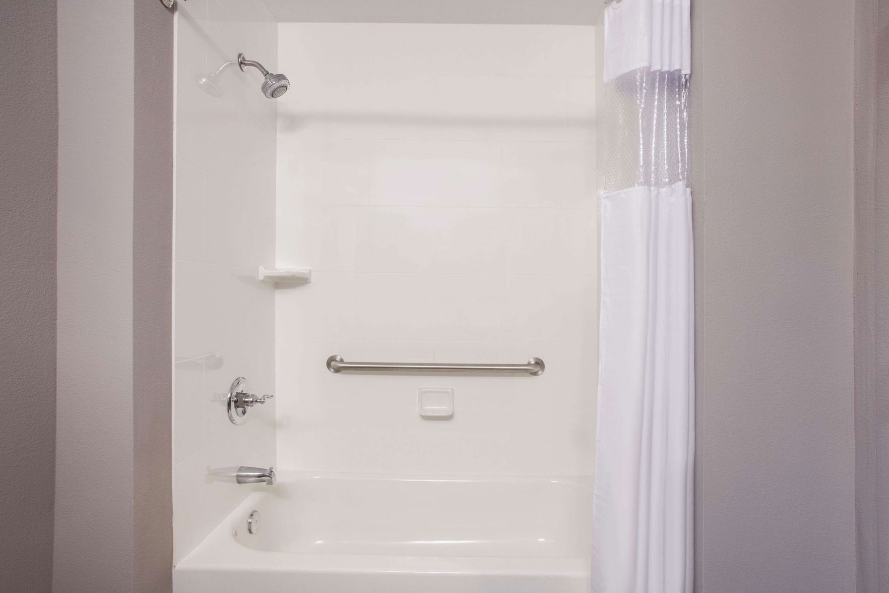 Bathroom | Combined shower/tub, free toiletries, hair dryer, towels