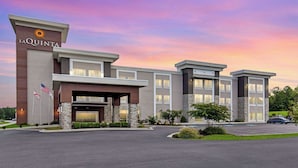 A hotel with a modern design, featuring a prominent entrance with a covered area and a parking lot in front. - La Quinta Inn & Suites by Wyndham Cullman (Cullman)