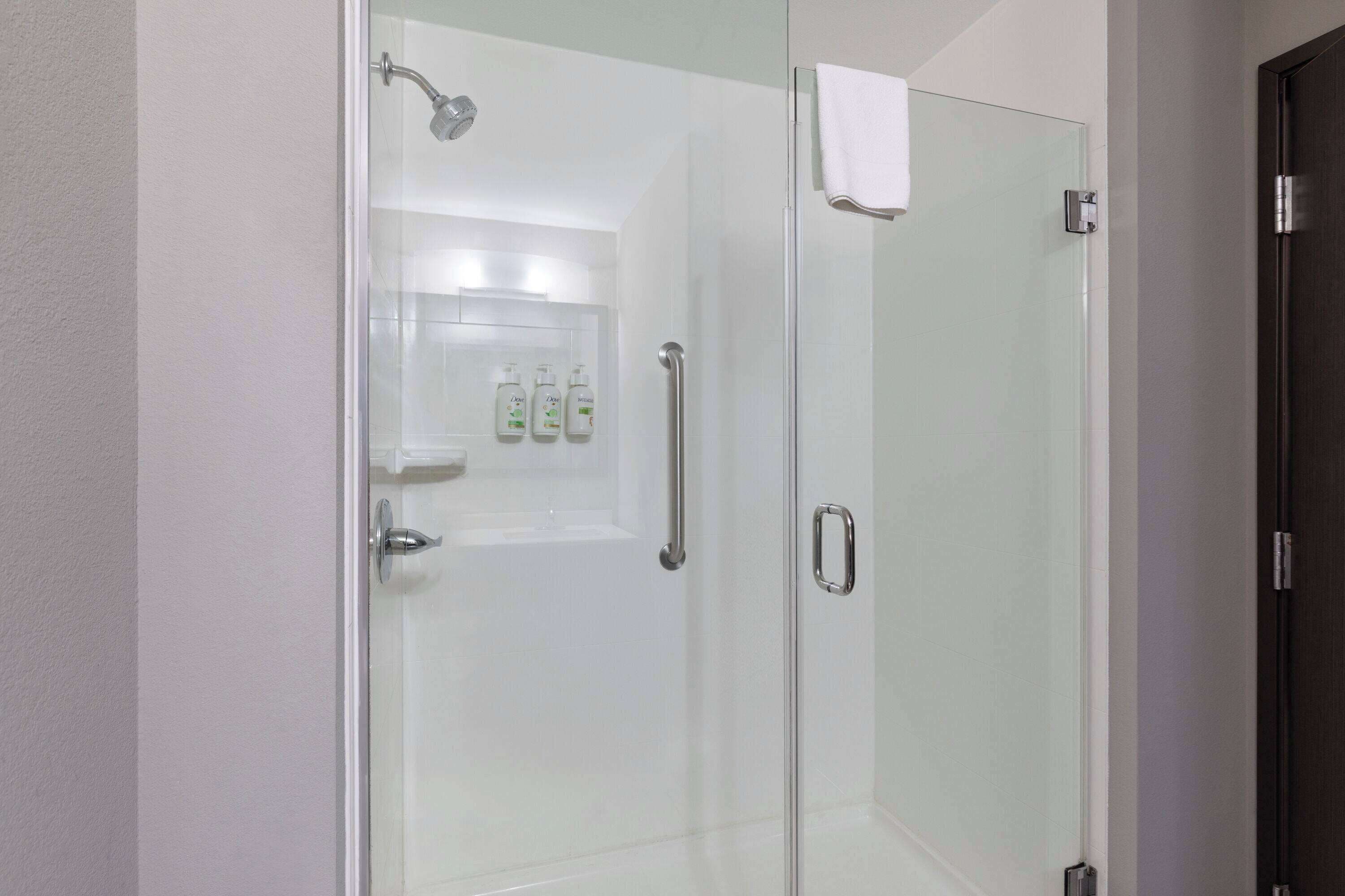 Tina con regadera, amenidades de baño gratuitas, secadora de cabello 