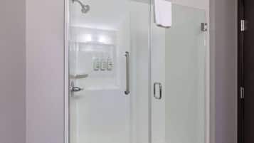 Tina con regadera, amenidades de baño gratuitas, secadora de cabello