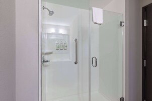 Bañera con ducha, artículos de tocador gratuitos, secador de pelo