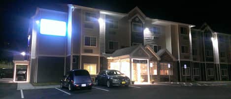 A multi-story hotel with a parking lot.