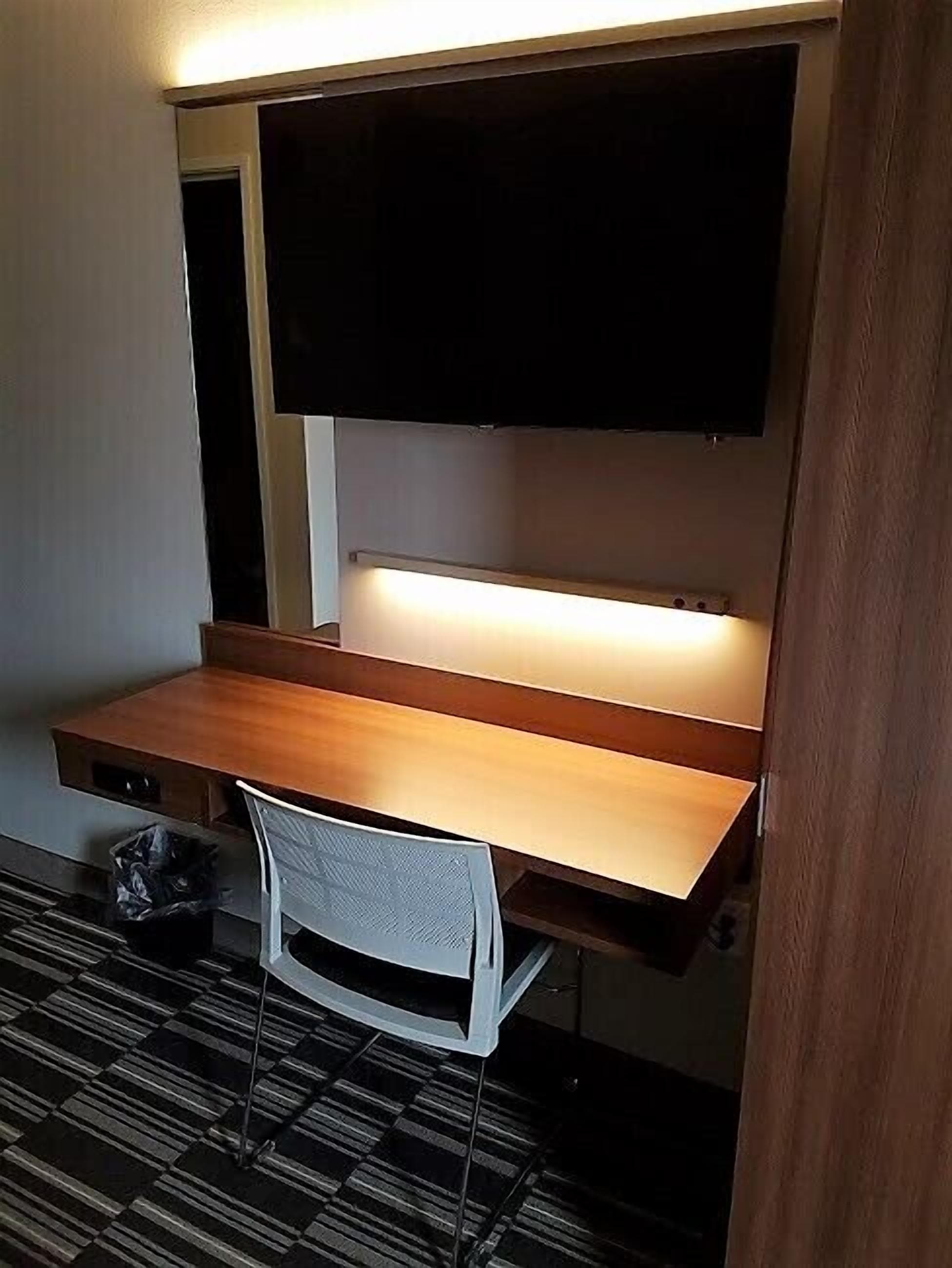 standard room, 1 queen bed, non smoking, non-pet | television