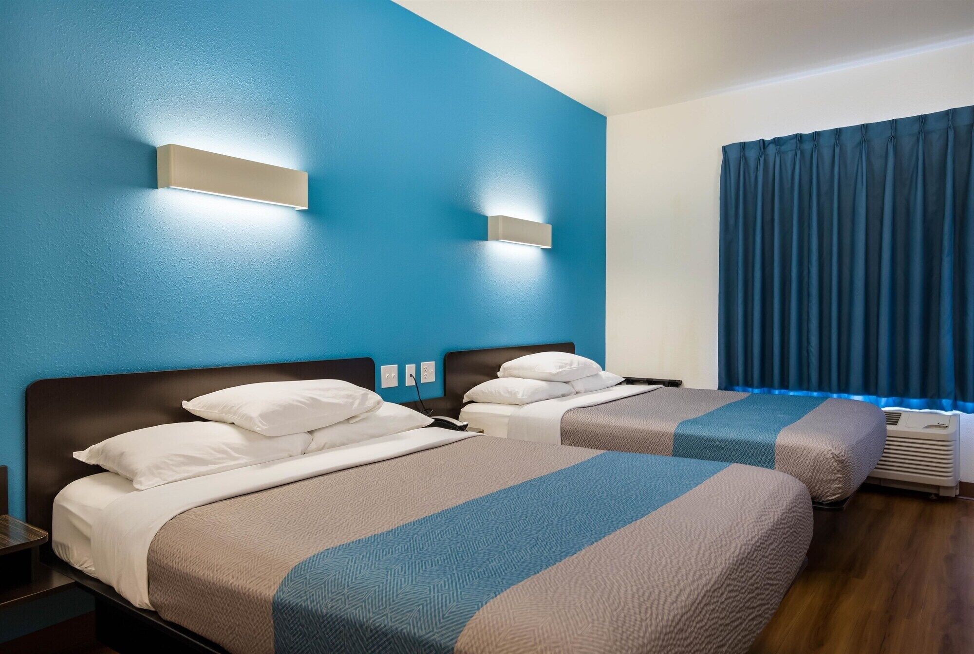 遮光窗帘、免费 WiFi、床单